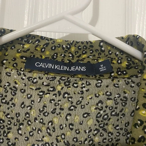 HP 5/17!! Calvin Klein Jeans Olive Leopard Print Tie Front Top - Picture 8 of 10